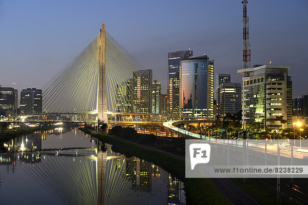 Moderne Hochhäuser und Brücke Octávio Frias de Oliveira über den Fluss Rio Pinheiros bei Nacht