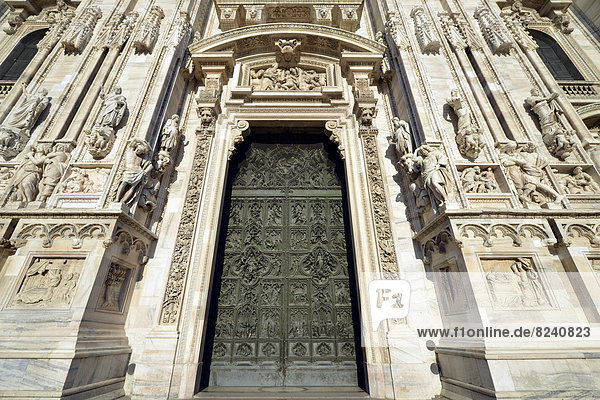 Bronzenes Hauptportal mit Szenen aus dem Leben Marias  Bildhauer Lodovico Pogliaghi  Westfassade Kathedrale Mailänder Dom oder Duomo di Santa Maria Nascente