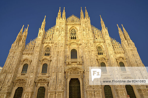 Westfassade Kathedrale Mailänder Dom oder Duomo di Santa Maria Nascente  im Abendlicht