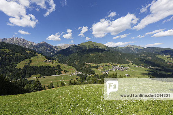 Dörfer Xaveriberg  Wiesen und Sankt Lorenzen  hinten Lienzer Dolomiten mit Riebenkofel