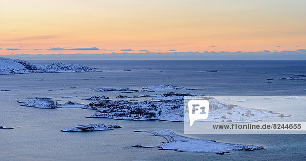 Fjord mit Inseln zur blauen Stunde