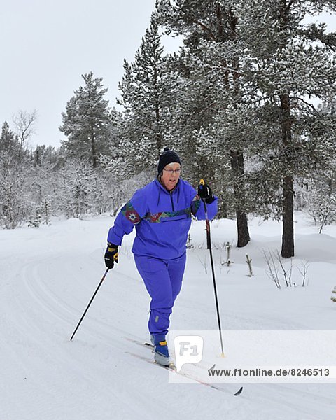 ältere Frau Skifahren
