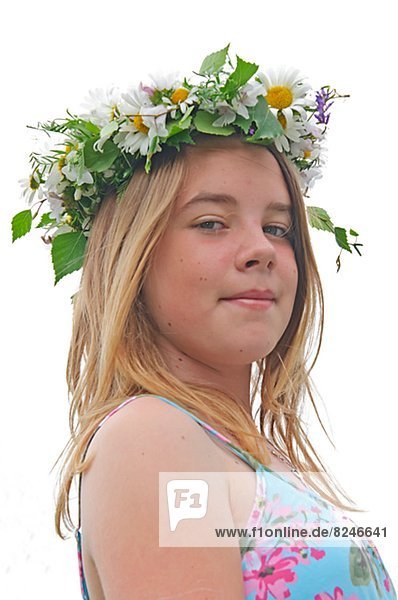 Gänseblümchen  Bellis perennis  Sommer  Blumenkranz  Kranz  Kleidung  Mädchen
