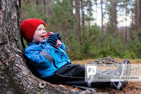 lachen  Junge - Person  Wald  trinken  Saft