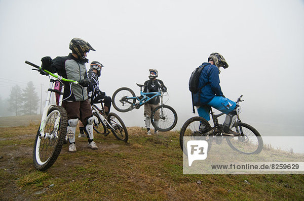 Freunde mit dem Fahrrad am Berg