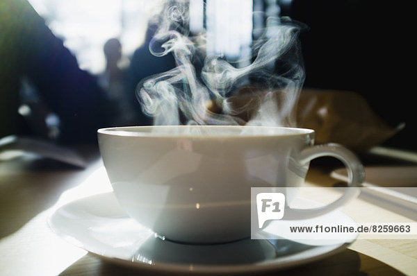 Kaffeetasse mit austretendem Dampf