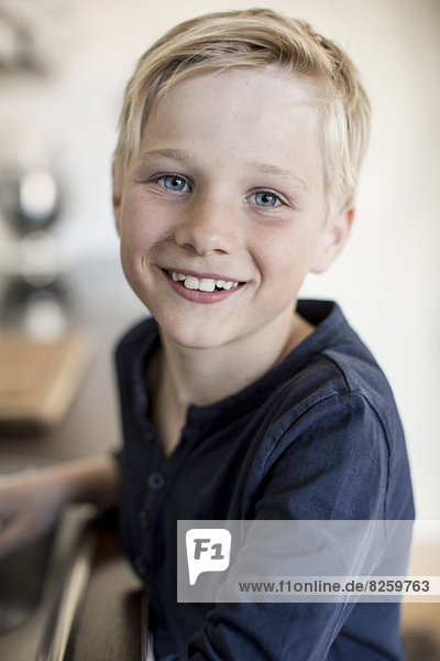 Porträt eines lächelnden Jungen in der Küche