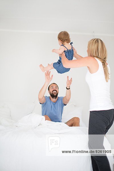 Spiel  klein  Menschliche Eltern  Schlafzimmer  Tochter