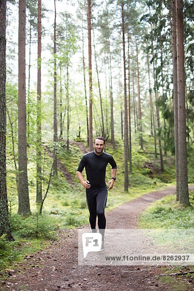 Mann  rennen  Wald  Mittelpunkt  Erwachsener
