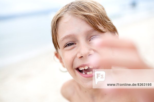 lächelnder Junge am Strand