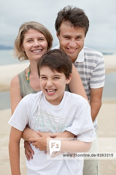 Eltern mit Sohn am Strand