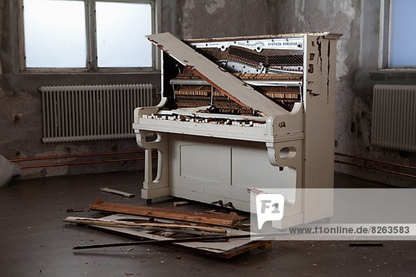 Broken piano