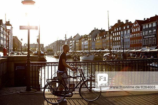 Mann  gehen  Beleuchtung  Licht  Dänemark  Fahrrad  Rad