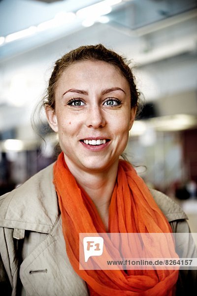 Frau lächeln Flughafen