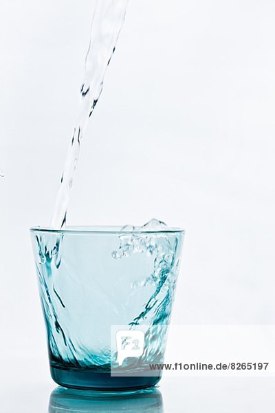 Wasser in Glas einschenken