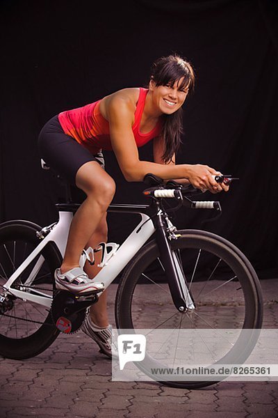 Frau  lächeln  Fahrrad  Rad  schießen  Studioaufnahme