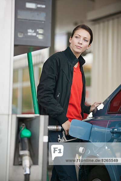 Frau Auto füllen füllt füllend Benzin