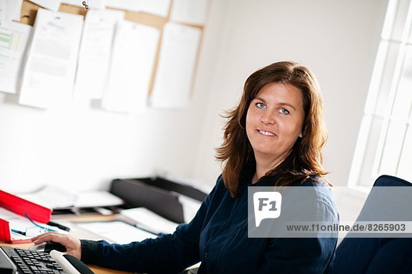 Lächelnde Frau in office