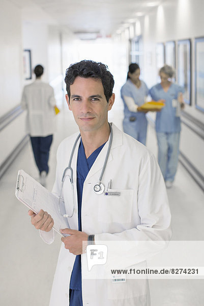 Porträt eines lächelnden Arztes im Krankenhaus
