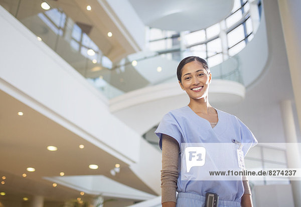 Porträt der lächelnden Krankenschwester im Krankenhausatrium