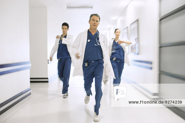 Ärzte stürmen den Krankenhausflur hinunter