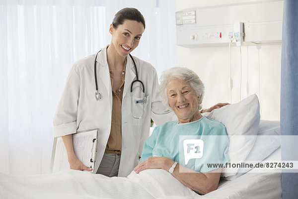 Porträt des Arztes und des alternden Patienten im Krankenhauszimmer