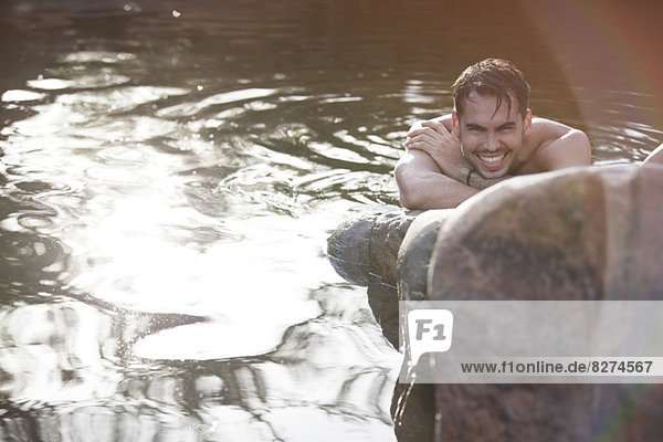 Porträt eines lächelnden Mannes im Fluss