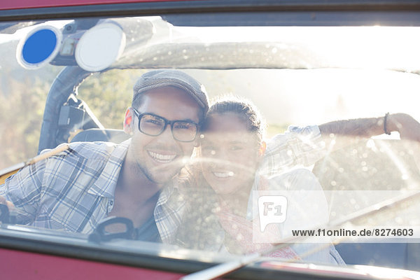 Porträt eines lächelnden Paares im Geländewagen