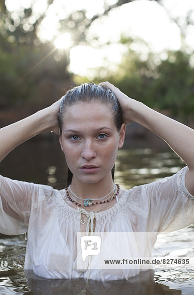 Porträt einer Frau im Fluss