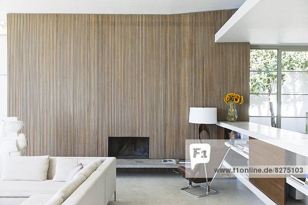Holzwand des modernen Wohnzimmers