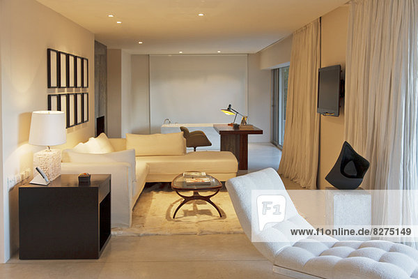 Chaise und Sofa im modernen Wohnzimmer