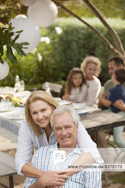 Porträt eines lächelnden Seniorenpaares auf der Terrasse