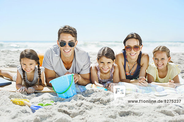 Porträt einer lächelnden Familie am Strand
