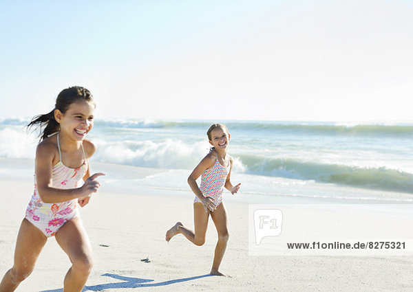 Mädchen  die am Strand laufen