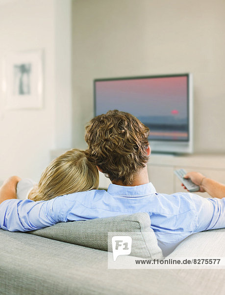 Paar beim Fernsehen auf dem Sofa
