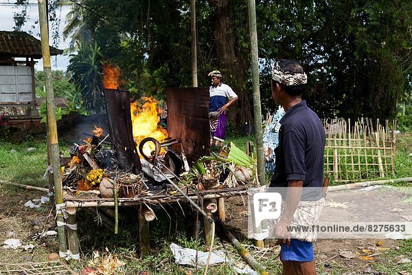 Verbrennung eines Toten auf Bali  Indonesien