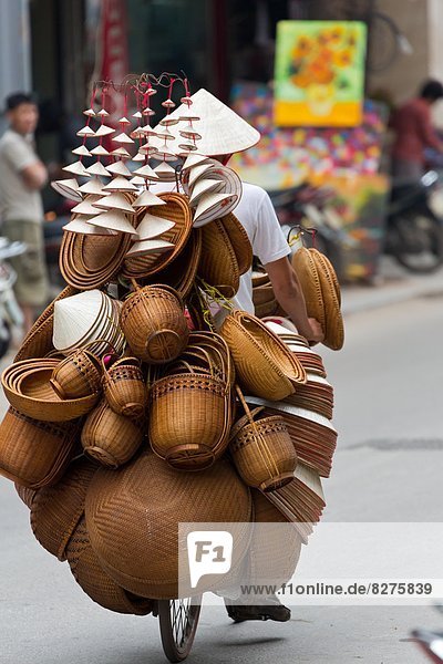 Straßenverkäufer für Körbe in der Altstadt von Hanoi  Vietnam