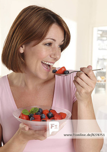 Frau Frische Frucht Salat essen essend isst