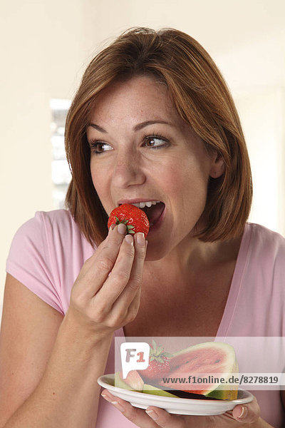 Frau Frische Frucht Salat essen essend isst