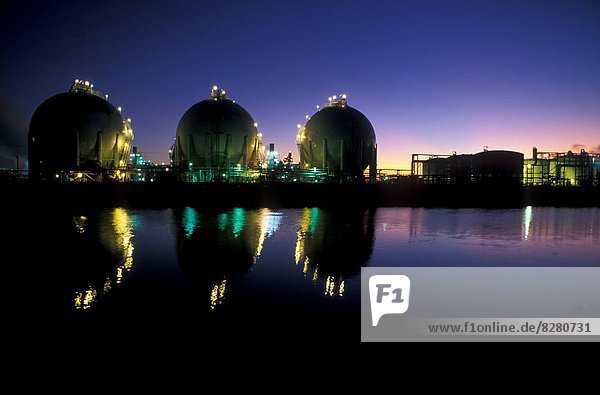 Wasser Kraftstofftank Nacht Spiegelung aufbewahren Öl Raffinerie