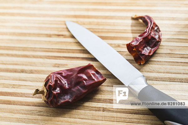 Getrocknetes Chili und Messer