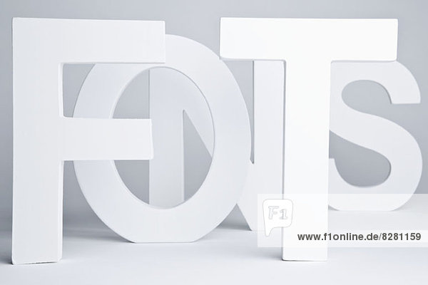 Weiße Blockbuchstaben mit der Schreibweise FONTS