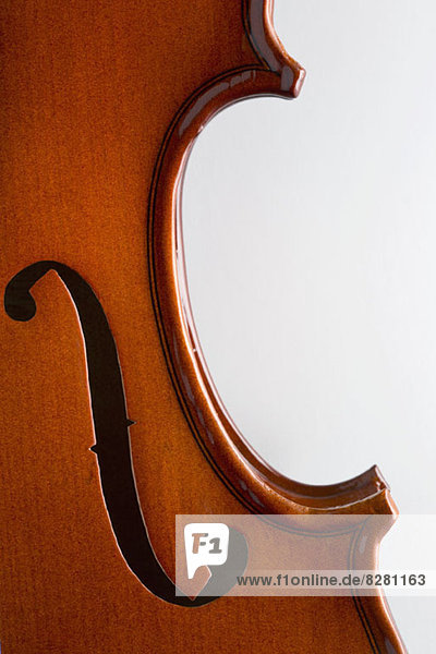 Nahaufnahme eines F-Lochs auf einer Violine