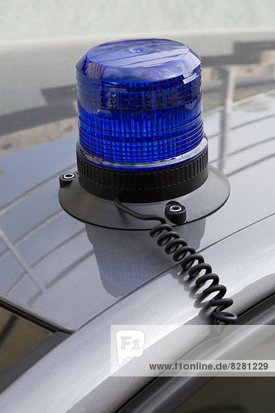 Blaues Notlicht auf dem Dach eines Polizeiwagens