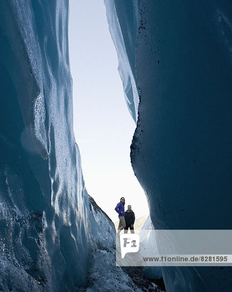 Zwei Frauen stehen am Worthington Glacier  Alaska  USA.