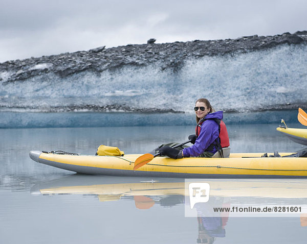 Kajakfahren für Frauen am Valdez Glacier  Alaska  USA