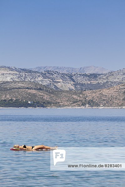 Luftmatratze  Europa  Frau  baden  Kroatien  Dalmatien  Dubrovnik  Sonne