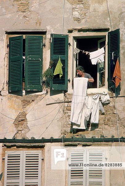 Frau waschen abhängen Korfu