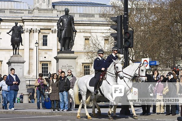 Großbritannien  London  Hauptstadt  Quadrat  Quadrate  quadratisch  quadratisches  quadratischer  Gemeinschaft  reiten - Pferd  Trafalgar Square  England  Polizei