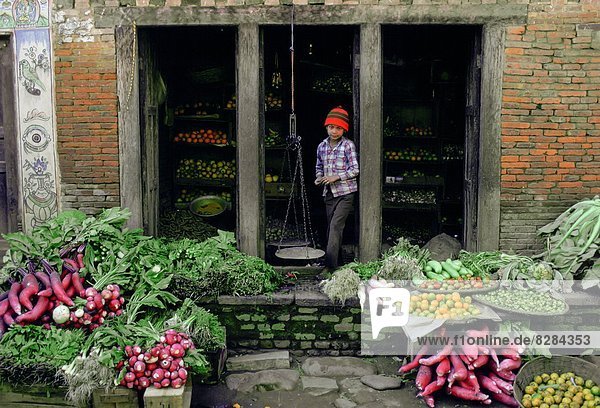 Junge - Person  Eingang  Frucht  Hut  Gemüse  Hemd  rot  jung  Laden  stricken  Nepal  Patan